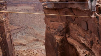Berjalan di Atas Ngarai Berjalan di Atas Ngarai