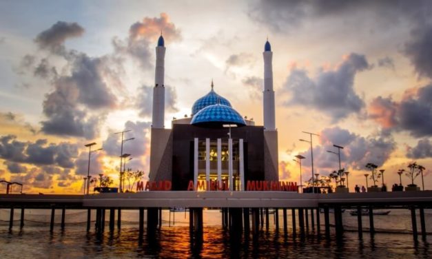 Wisata Religi ke Masjid Terapung Pertama Indonesia di Makassar