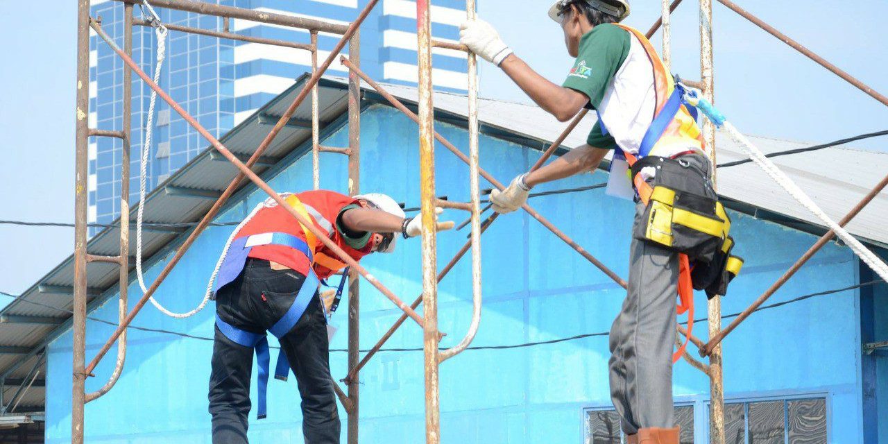 Bekerja di Atas Ketinggian, Perlukah Lisensi?